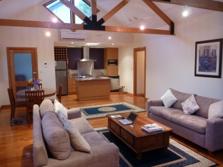 Our latest one-night stand, a very spiffy cabin in Scotsdale which we have all to ourselves but just the one night